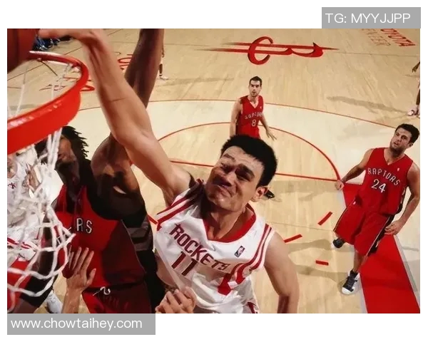 姚明与帅哥的篮球传奇:从赛场到时尚的完美碰撞与友谊 姚明与帅哥的篮球传奇:从赛场到时尚的完美碰撞与友谊