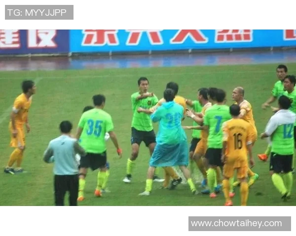 足球明星齐聚一堂精彩瞬间合照分享展现球场魅力与友谊的美好时刻 足球明星齐聚一堂精彩瞬间合照分享展现球场魅力与友谊的美好时刻